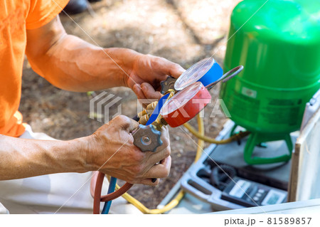 Air conditioning technician of preparing to air conditioner. Air conditioning technician of preparing to air conditioner. 81589857