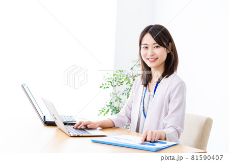 オフィスで事務作業をする若いビジネスウーマン 81590407