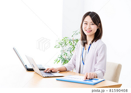 オフィスで事務作業をする若いビジネスウーマン 81590408