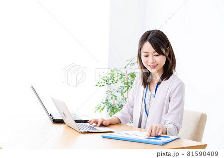 オフィスで事務作業をする若いビジネスウーマン オフィスで事務作業をする若いビジネスウーマン 81590409
