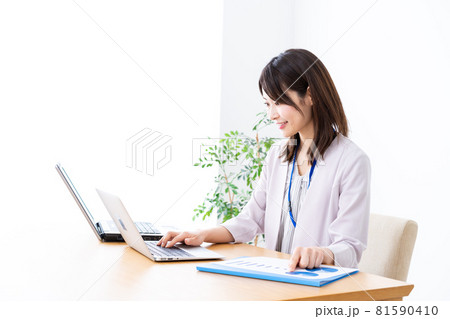 オフィスで事務作業をする若いビジネスウーマン オフィスで事務作業をする若いビジネスウーマン 81590410