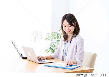 オフィスで事務作業をする若いビジネスウーマン オフィスで事務作業をする若いビジネスウーマン 81590411