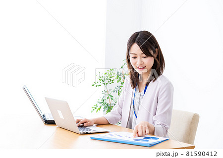 オフィスで事務作業をする若いビジネスウーマン 81590412
