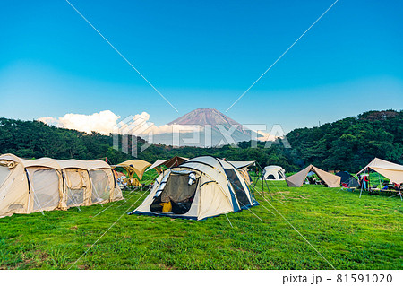 「山梨県」富士ヶ嶺高原のキャンプ場から眺める富士山 81591020