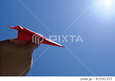 太陽に照らされる紙飛行機 太陽に照らされる紙飛行機 81591355