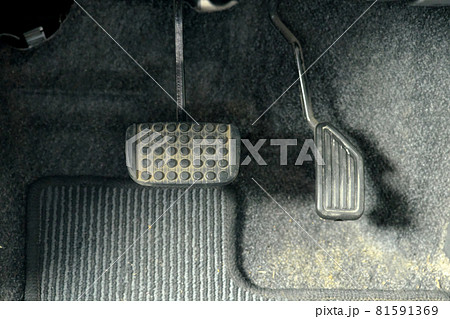 AT車のブレーキとアクセルのイメージ 81591369