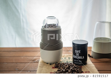 電動ミニ焙煎豆を挽く　 81591517