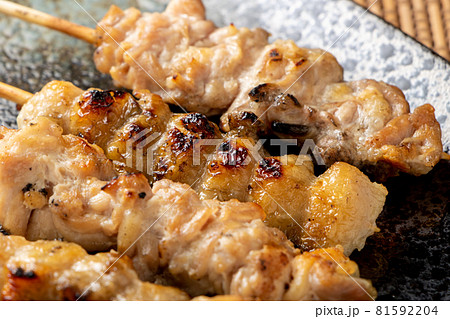 焼鳥(塩焼き)。せせりとぼんじり盛り合わせ。 81592204
