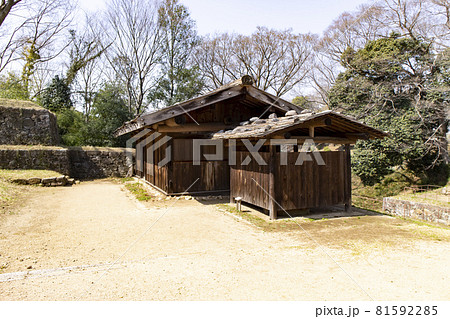 金山城跡南上段曲輪に復元された石敷き建物址とカマド址 金山城跡南上段曲輪に復元された石敷き建物址とカマド址 81592285