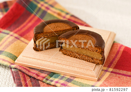 栗餡をサンドしてチョコレートコーティングしたお菓子 81592297