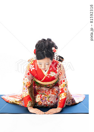 振り袖を着た女性　年賀状素材 81592316