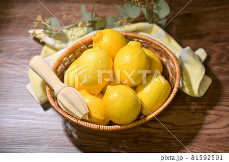 大量のレモン(南アフリカ産)のイメージ。レモン絞り器とともに。 大量のレモン(南アフリカ産)のイメージ。レモン絞り器とともに。 81592591