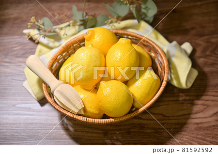 大量のレモン（南アフリカ産）のイメージ。レモン絞り器とともに。 81592592
