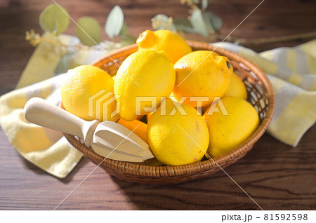 大量のレモン（南アフリカ産）のイメージ。レモン絞り器とともに。 81592598
