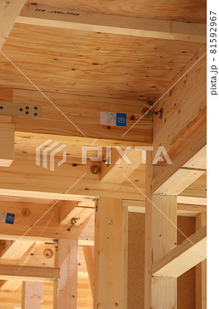 耐震金物を施した木造戸建て建築現場 耐震金物を施した木造戸建て建築現場 81592967