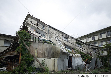 台風で倒壊した家 81593196