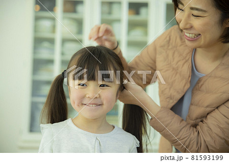 子供の髪を結うママ 81593199