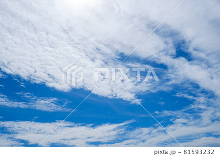 【写真素材】 秋の青空 9月 背景素材 コピースペース 【写真素材】 秋の青空 9月 背景素材 コピースペース 81593232