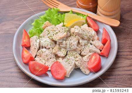 簡単レシピ。鶏胸肉、鶏むね肉のオリーブオイル炒め。塩味のみ。 81593243