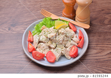 簡単レシピ。鶏胸肉、鶏むね肉のオリーブオイル炒め。塩味のみ。 81593244