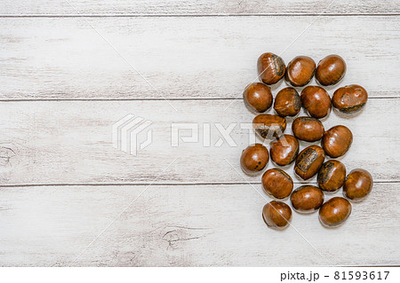焼き栗と天津甘栗 81593617
