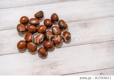 焼き栗と天津甘栗 81593621