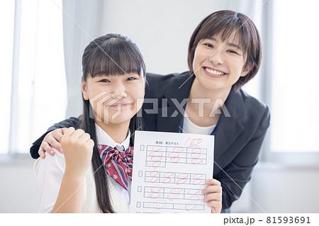 教育イメージ　マンツーマンで指導を受ける女子高生　撮影協力：中央工学校附属日本語学校 81593691