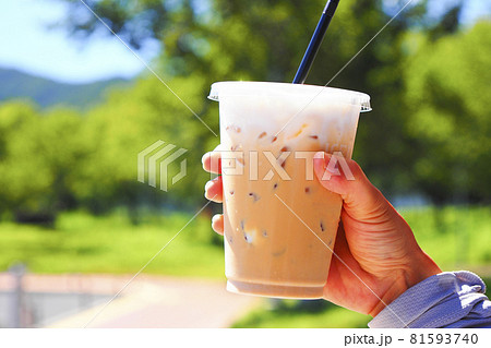 アイスカフェラテを飲む人 81593740