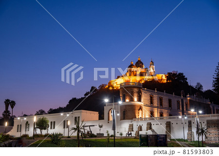 メキシコ　ピラミッドの上に建てられたチョルーラの遺跡とレメディオス聖母教会の夜景 81593803