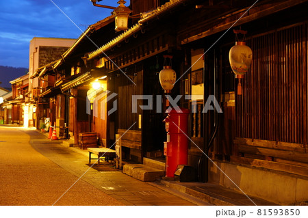 岐阜の長良川河畔の川原町の夜景 岐阜の長良川河畔の川原町の夜景 81593850