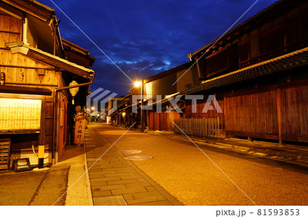 岐阜の長良川河畔の川原町の夜景 岐阜の長良川河畔の川原町の夜景 81593853