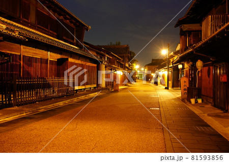 岐阜の長良川河畔の川原町の夜景 81593856