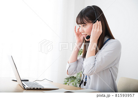 オンラインで会話中の女性 オンラインで会話中の女性 81593957