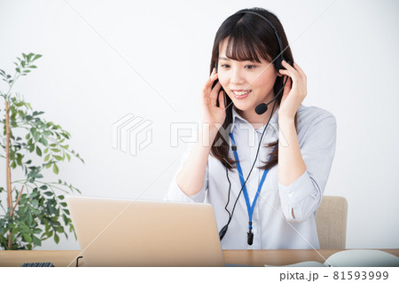 オンラインで会話中の女性 オンラインで会話中の女性 81593999