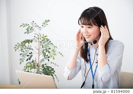 オンラインで会話中の女性 オンラインで会話中の女性 81594000