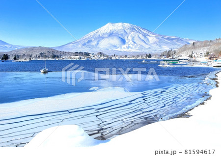 冬の野尻湖と黒姫山 81594617
