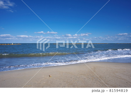 快晴の空の美しい砂浜と海の景色 81594819