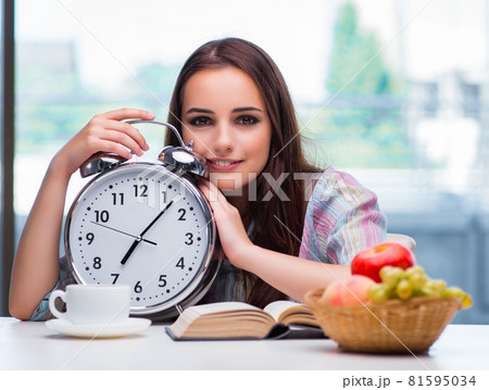 Young girl having breakfast on the morning Young girl having breakfast on the morning 81595034