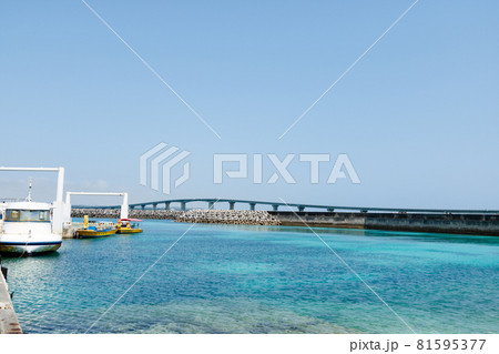 沖縄・宮古島・来間島から来間大橋を望む 81595377