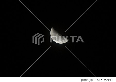 北杜市白州町、夜が更けて上った月齢21.5下弦の月（位置：中央） 81595941