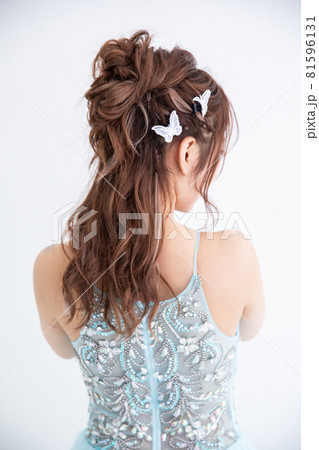 ドレスの女性、若い女性、寂しい女性、悩む女性、考える女性、寂しい女性、ウエディング 81596131