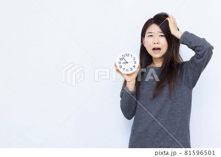 寝坊をして青ざめる30代の女性 81596501
