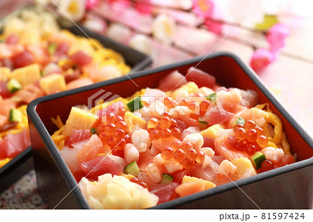 色あざやかな日本の伝統料理のちらし寿司 色あざやかな日本の伝統料理のちらし寿司 81597424