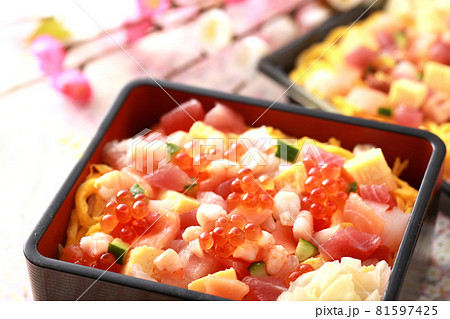 色あざやかな日本の伝統料理のちらし寿司 81597425