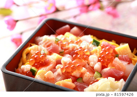 色あざやかな日本の伝統料理のちらし寿司 色あざやかな日本の伝統料理のちらし寿司 81597426