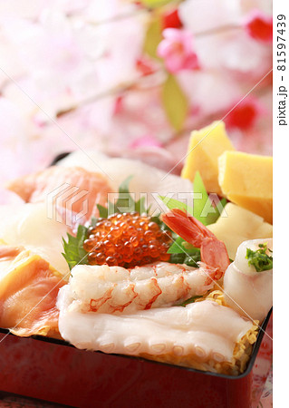 色あざやかな日本の伝統料理のちらし寿司 色あざやかな日本の伝統料理のちらし寿司 81597439