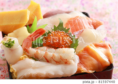 色あざやかな日本の伝統料理のちらし寿司 81597440