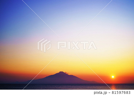 ”夏の利尻島の夕景” 北海道稚内市 ”夏の利尻島の夕景” 北海道稚内市 81597683