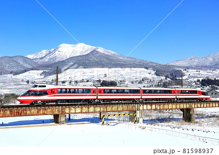 長野電鉄・ゆけむり号と高社山 81598937