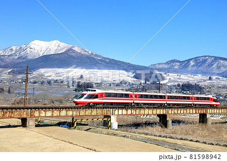 長野電鉄・ゆけむり号と高社山 長野電鉄・ゆけむり号と高社山 81598942